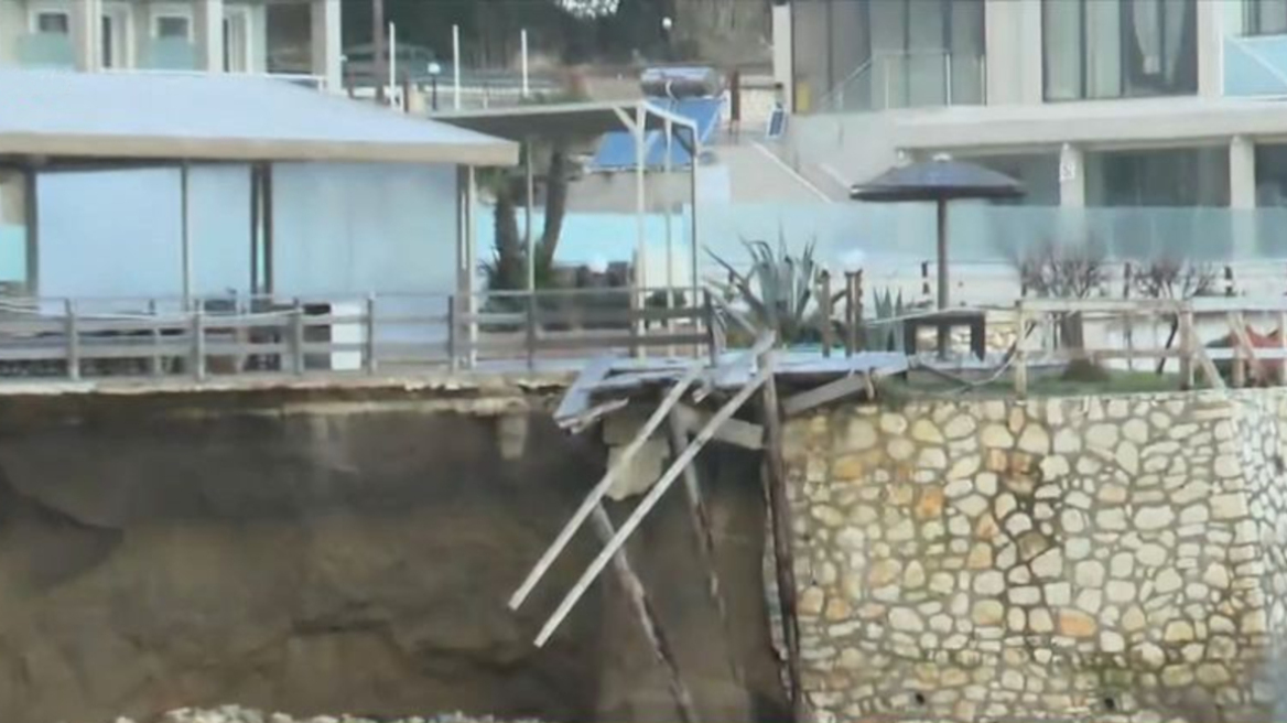 Σοβαρή διάβρωση στο Canal d’Amour στην Κέρκυρα, επιχειρήσεις κρέμονται στον αέρα 