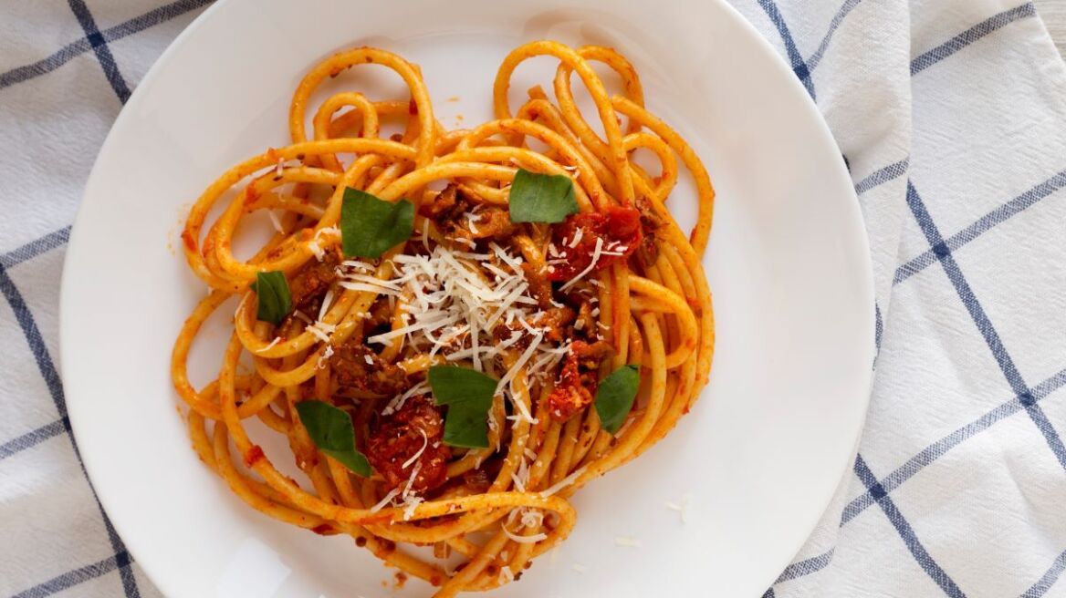 Γεύσεις που θυμόμαστε πάντα: λεμονάτο με πατάτες τηγανιτές, πίτσα ταψιού και σπαγγέτι αματριτσιάνα