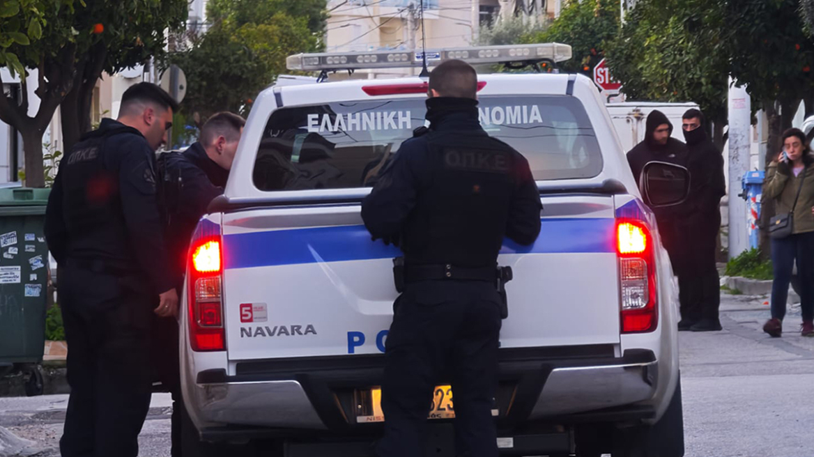 Έκρηξη στον Κορυδαλλό: Ζημιές σε έξι ΙΧ και σε κατοικία από χειροβομβίδα αμυντικού τύπου, δείτε φωτογραφίες