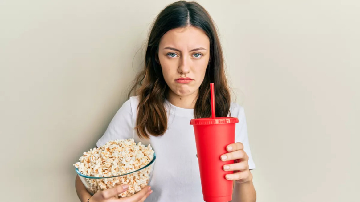Τα γεμάτα ζάχαρη ποτά αυξάνουν το άγχος και την ανησυχία στους νέους
