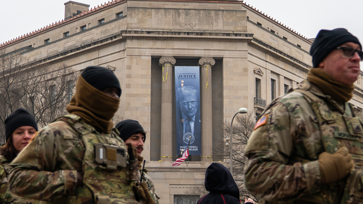Τεράστιο πανό με τη μορφή του Τραμπ αναρτήθηκε στην πρόσοψη του υπουργείου Δικαιοσύνης των ΗΠΑ