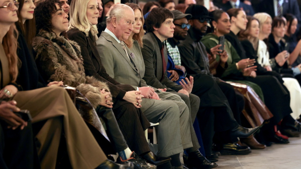 Ο βασιλιάς Κάρολος βρέθηκε στην εβδομάδα μόδας του Λονδίνου μετά τη σύλληψη του αδερφού του, Άντριου