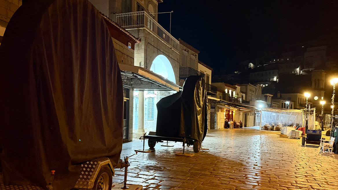 H... τέλεια καταιγίδα στην Ύδρα: Δείτε πώς θα δημιουργήσουν το «εφέ» των θυελλωδών ανέμων και της καταρρακτώδους βροχής για την ταινία του Μπραντ Πιτ