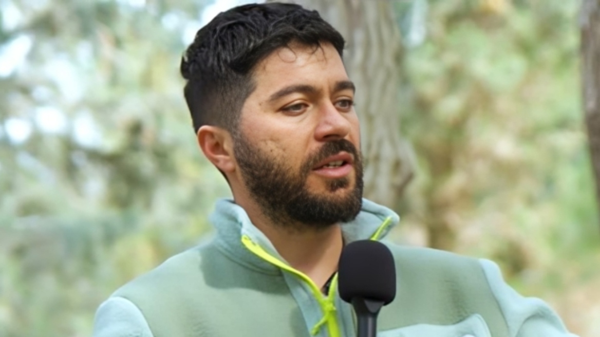 Άρης Τσάπης για το «Ευτυχισμένοι Μαζί»: Ο Γιάννης Μπέζος ήταν σαν μπαμπάς, μας έλεγε ανέκδοτα πριν ξεκινήσει η σκηνή