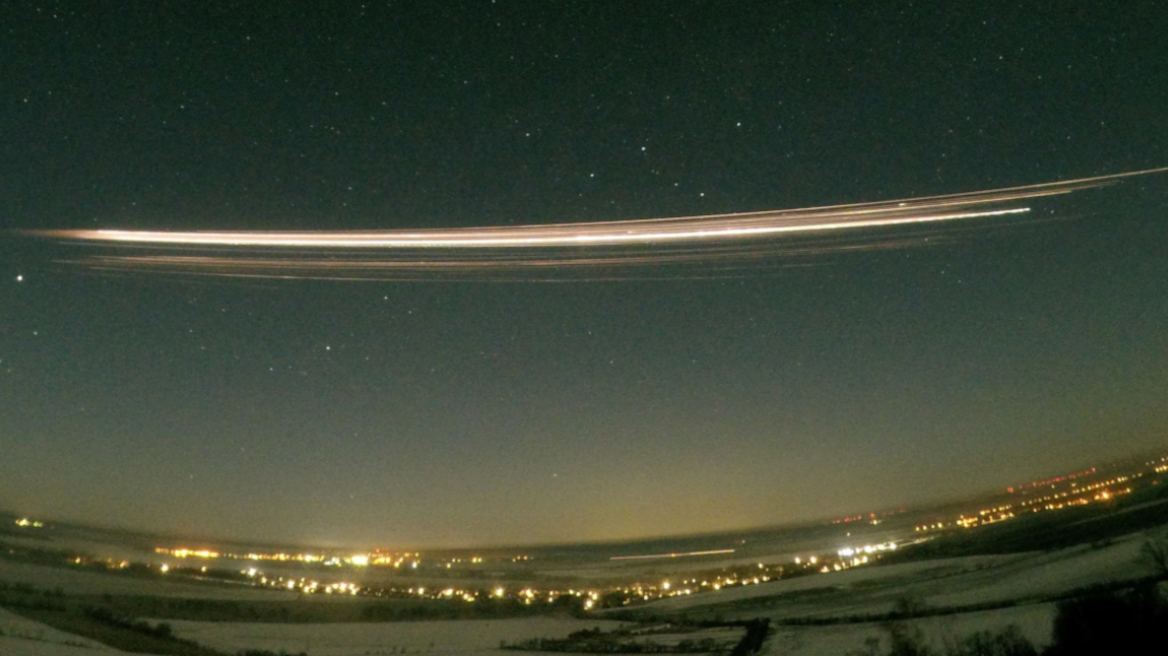 Έρευνα αποκαλύπτει πώς η επανείσοδος πυραύλου συνδέεται με νέφος ρύπανσης στην ατμόσφαιρα