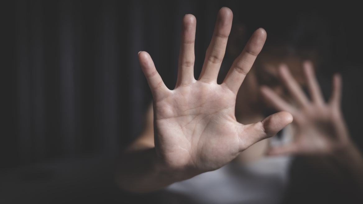 Ανήλικη στον Βόλο βγήκε στο μπαλκόνι και φώναζε βοήθεια, κατήγγειλε τον πατέρα της ότι τη χτύπησε
