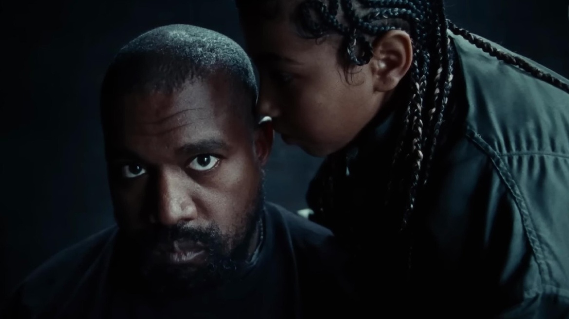 «Τη βάζει στο προσκήνιο για να δείχνει ξανά ανθρώπινος»: Αντιδράσεις για την εμφάνιση του Κάνιε Γουέστ με τη 12χρονη κόρη του