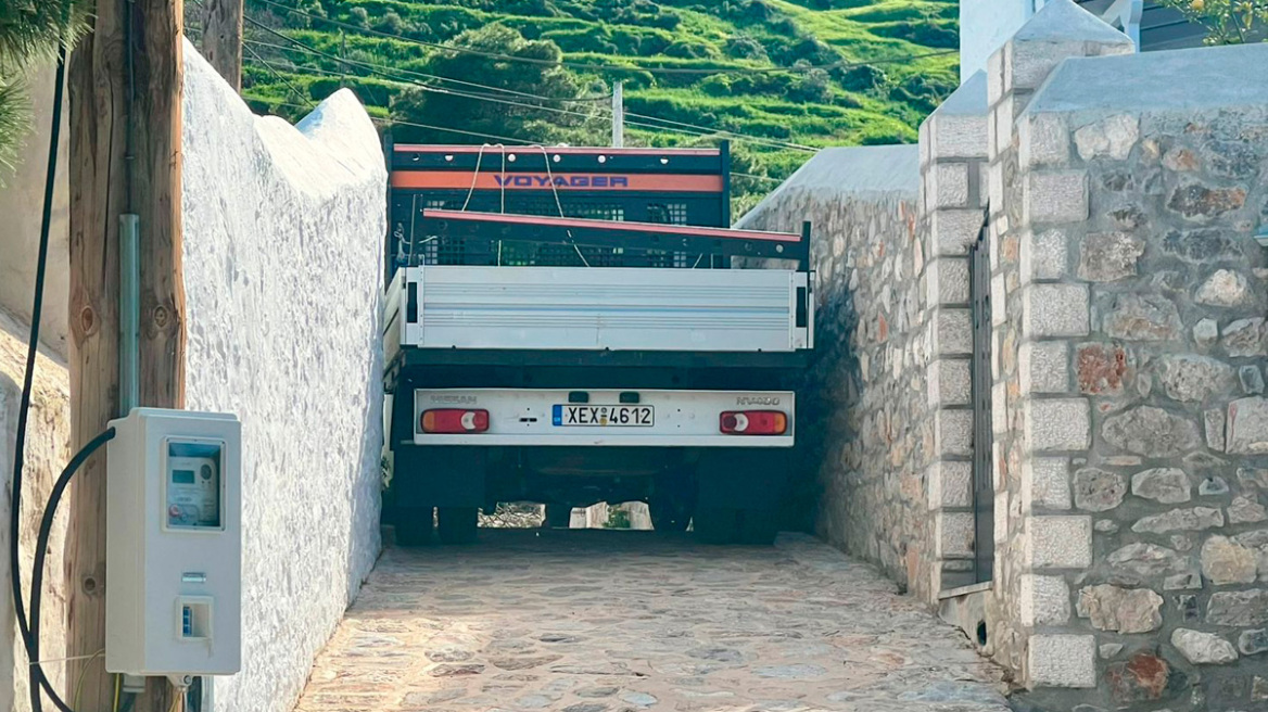 Τα φορτηγά της παραγωγής του Μπραντ Πιτ «σφηνώνουν» στα καλντερίμια της Ύδρας, δείτε βίντεο