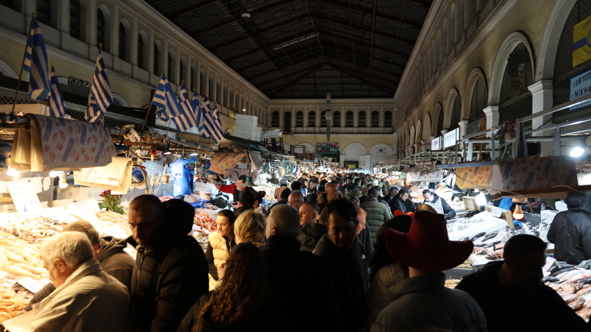 Οι Αθηναίοι ψωνίζουν βράδυ, ανοιχτή και γεμάτη κόσμο η Βαρβάκειος, δείτε βίντεο
