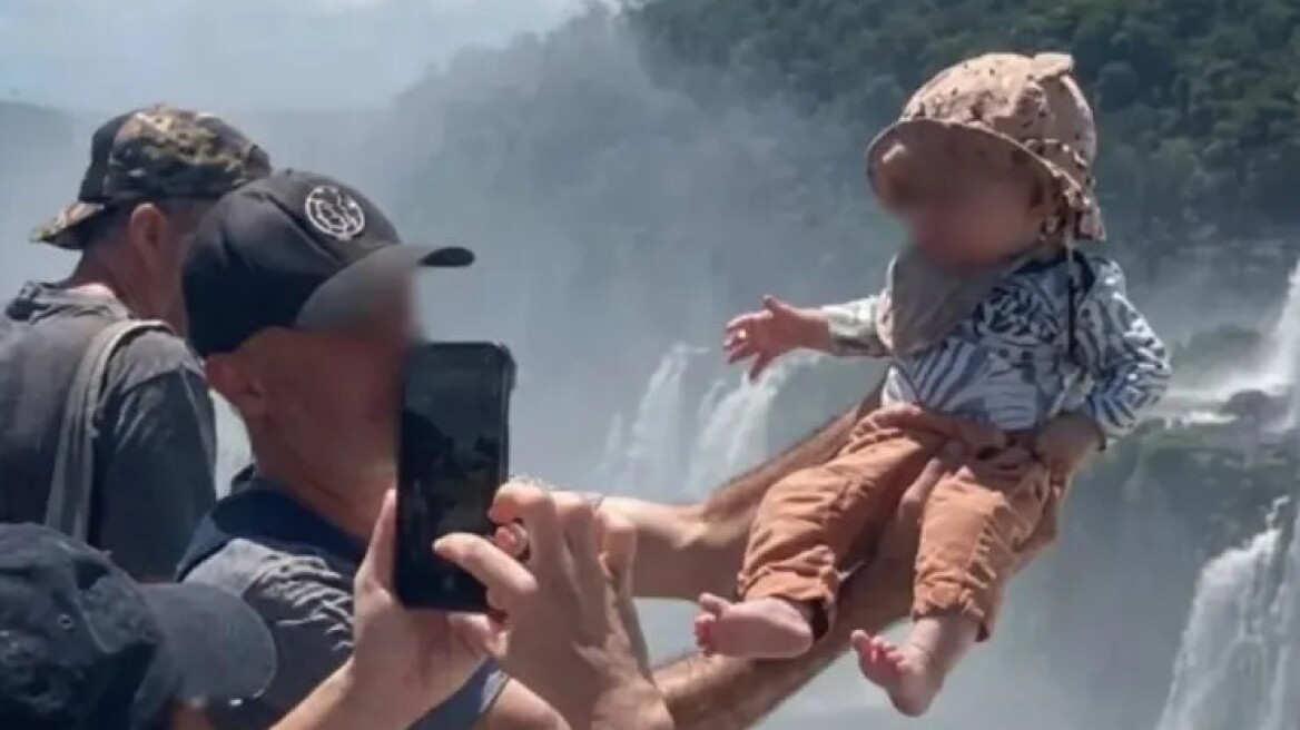 Σάλος με τουρίστα στην Αργεντινή: Σήκωσε βρέφος πάνω από κιγκλίδωμα στον καταρράκτη «Λαιμός του Διαβόλου» για το βγάλει φωτογραφία