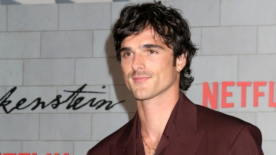 Ο Jacob Elordi για τις ερωτικές σκηνές στα Ανεμοδαρμένα Ύψη – Η χημεία με τη Margot Robbie Ο Τζέικομπ Ελόρντι μίλησε για τις ερωτικές σκηνές στα «Ανεμοδαρμένα Ύψη» και δήλωσε ότι είχε χημεία με τη Μάργκοτ Ρόμπι από την πρώτη στιγμή