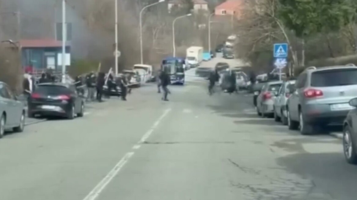 Ερυθρός Αστέρας - Παρτίζαν: Συμπλοκές οπαδών στους δρόμους του Βελιγραδίου πριν το μεγάλο ντέρμπι, βίντεο 