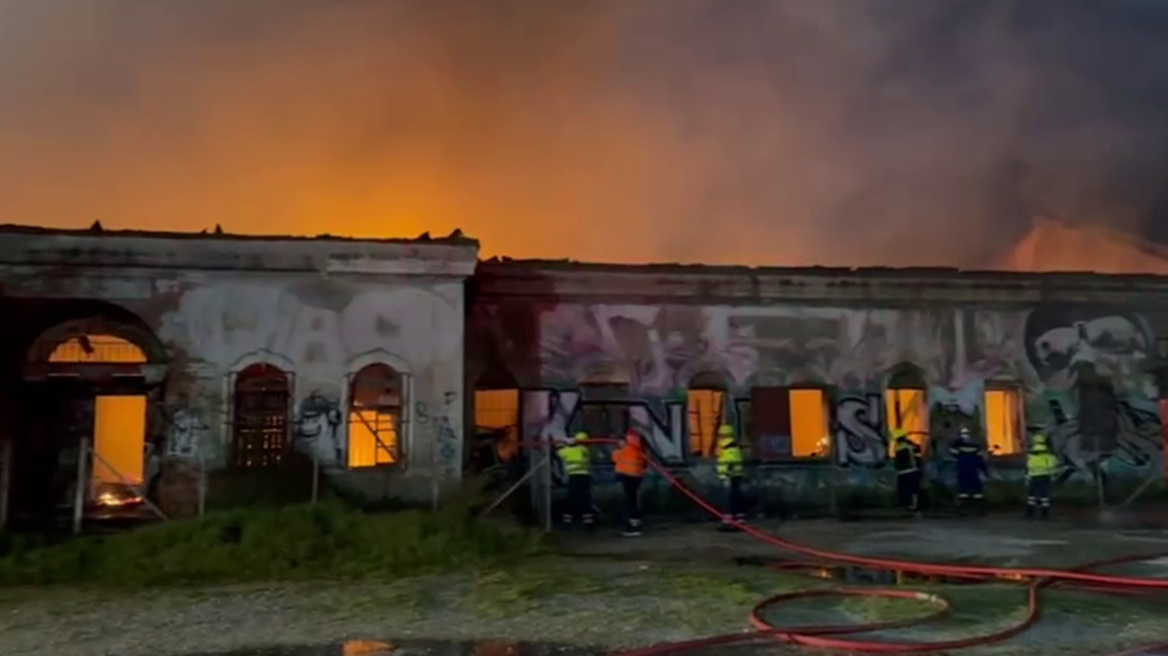 Υπό έλεγχο η φωτιά στο πρώην στρατόπεδο Κόδρα στη Θεσσαλονίκη