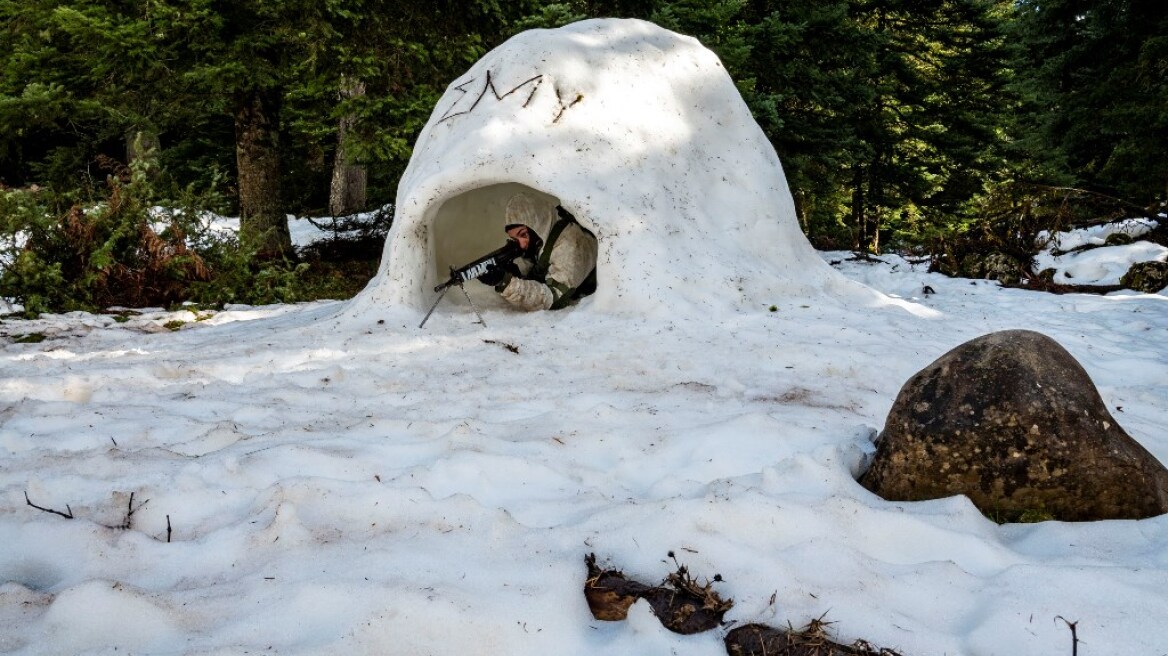 Εντυπωσιακά πλάνα από την εκπαίδευση της Σχολής Μονίμων Υπαξιωματικών στο χιονισμένο Περτούλι Τρικάλων, δείτε βίντεο και φωτογραφίες