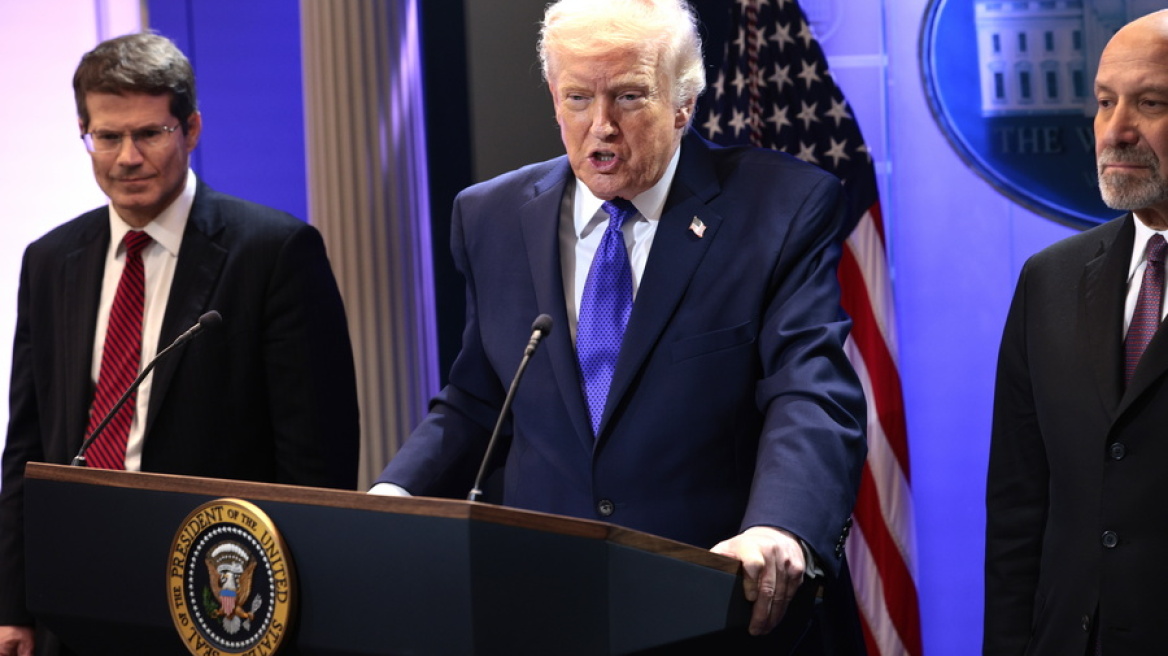 Όταν οι αριθμοί δεν βγαίνουν, τόσο το χειρότερο για τους αριθμούς: Οι δασμοί του Τραμπ ανεβάζουν το εμπορικό έλλειμμα των ΗΠΑ, αλλά αυτός επιμένει