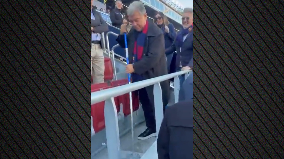 Επικό βίντεο με τον Λαπόρτα να σφουγγαρίζει στο Καμπ Νου: «Το έκανα στο στρατό αυτό», είπε ο πρόεδρος της Μπαρτσελόνα 