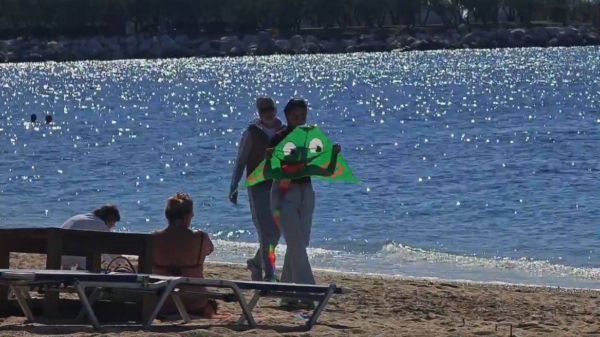 Με λαγάνα και ταραμά στη θάλασσα: Τα Κούλουμα των χειμερινών κολυμβητών του Αλίμου, δείτε βίντεο