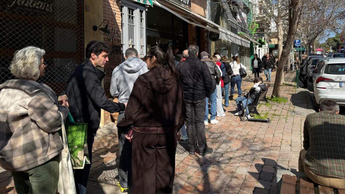 Ουρές για λαγάνα το πρωί της Καθαράς Δευτέρας, δείτε φωτογραφίες και βίντεο