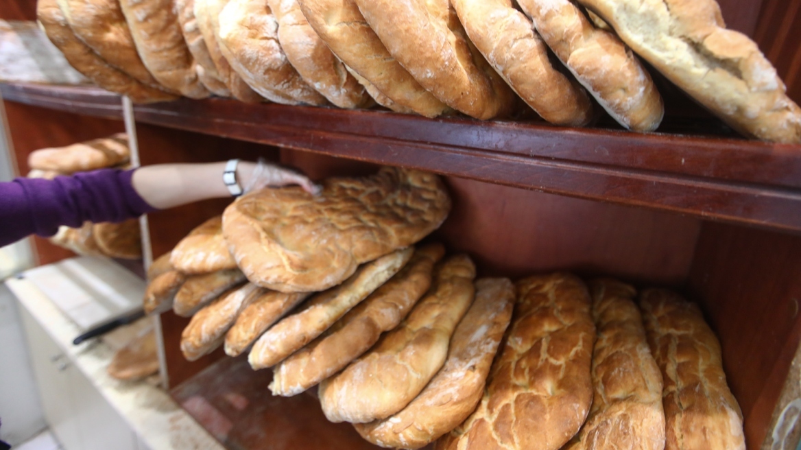 Από τις ιχθυόσκαλες μέχρι τους φούρνους: Πώς στήνεται το τραπέζι της Καθαράς Δευτέρας με λαγάνα, χαλβά και θαλασσινά