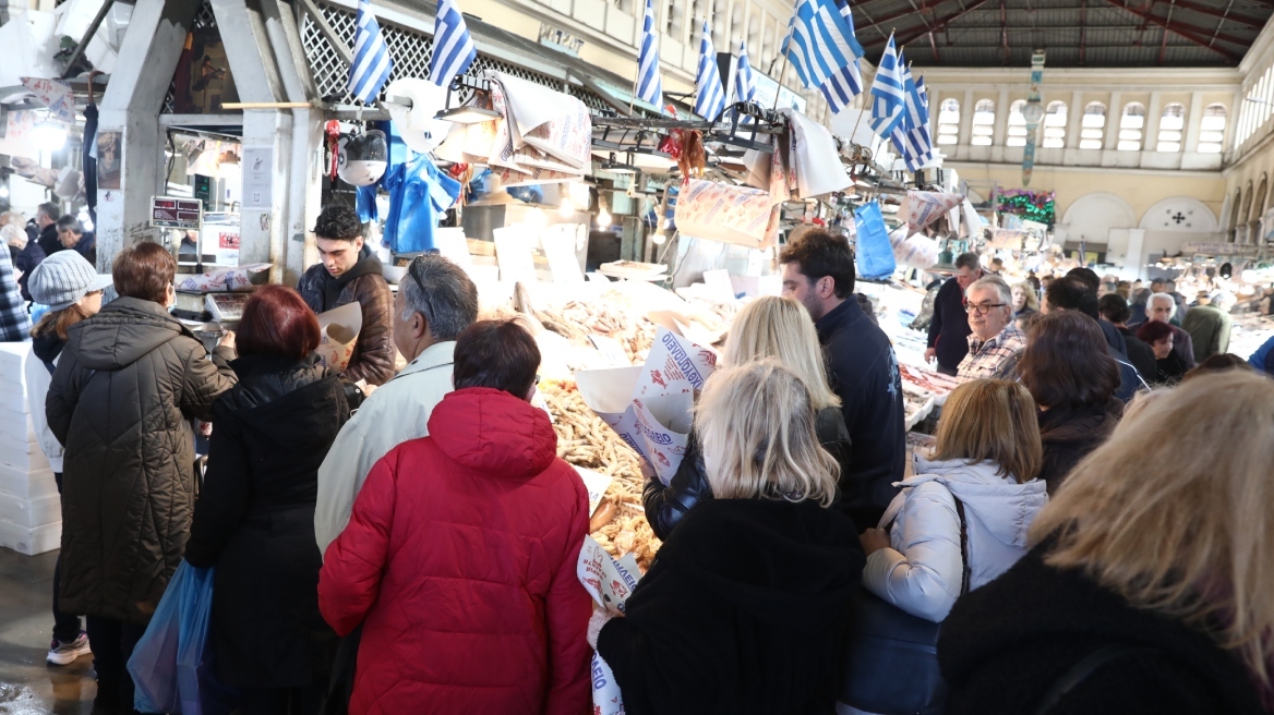 Καθαρά Δευτέρα: Για τα ψώνια της τελευταίας στιγμής ο κόσμος σήμερα στη Βαρβάκειο, «τσιμπημένες» οι τιμές σε σχέση με πέρυσι