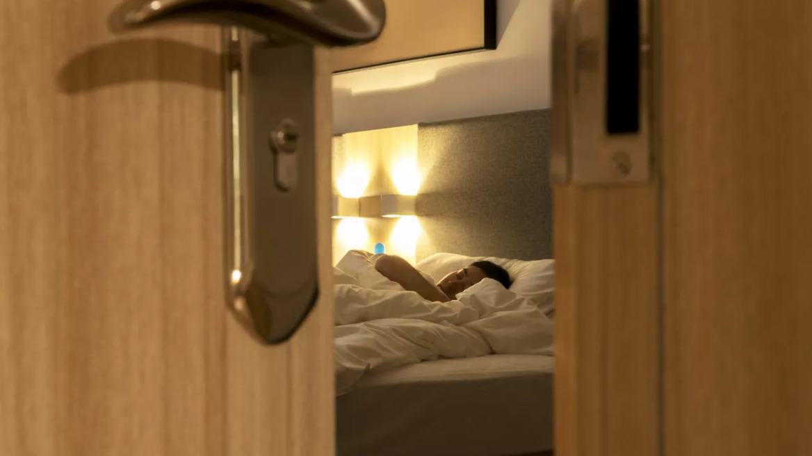 Κοιμάστε με την πόρτα ανοιχτή ή κλειστή; Τι προτείνουν οι ειδικοί για καλύτερο ύπνο