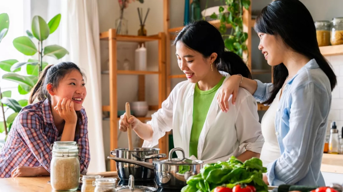 Μάσημα και φτύσιμο – Η νέα (παράλογη) τάση στα social media για απώλεια βάρους