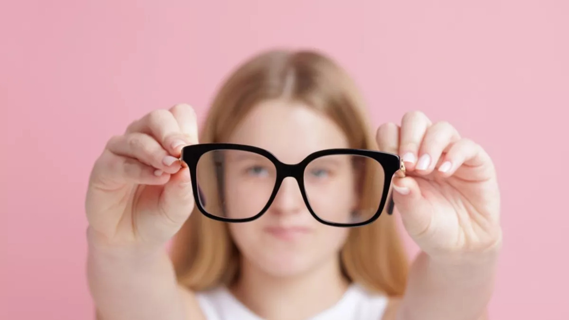 Μυωπία: Δεν φταίνε μόνο οι οθόνες – Ένοχος και ο κακός φωτισμός