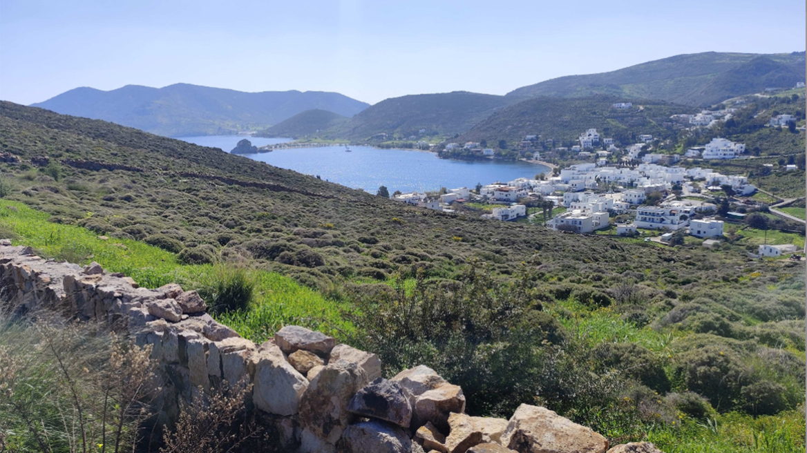 Τα νησιωτικά σφυριά: Τα οικόπεδα της Τοξότης στην Πάτμο και οι κατοικίες με θέα στην Άνδρο