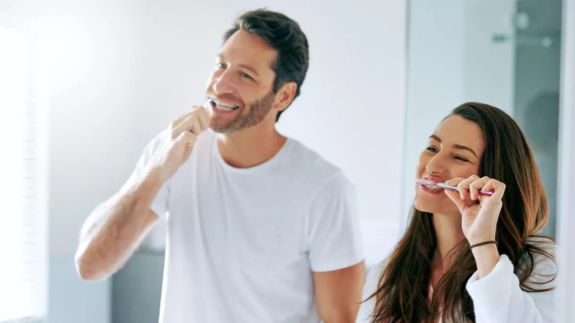 Μακροζωία: Βουρτσίζουμε τα δόντια 3 φορές την ημέρα και μειώνουμε τον κίνδυνο 50 παθήσεων