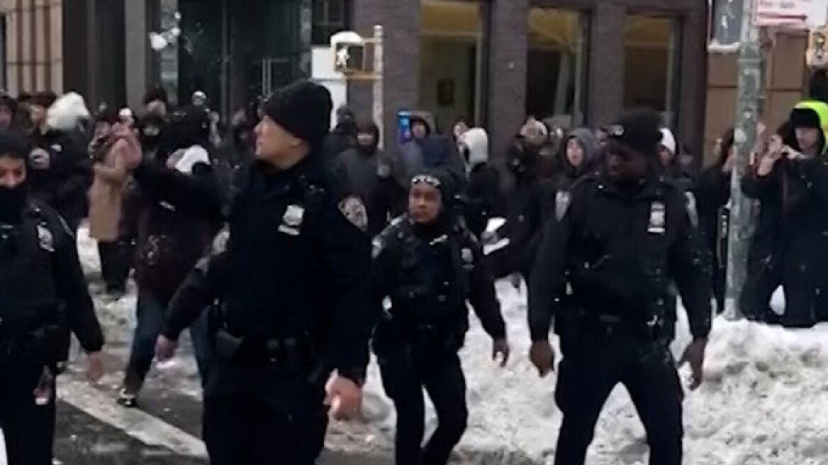 Νέα Υόρκη: Πέταξαν χιονόμπαλες σε αστυνομικούς, αναφορές για τουλάχιστον δύο τραυματίες - Ήταν... χιονοπόλεμος, είπε ο Μαμντάνι