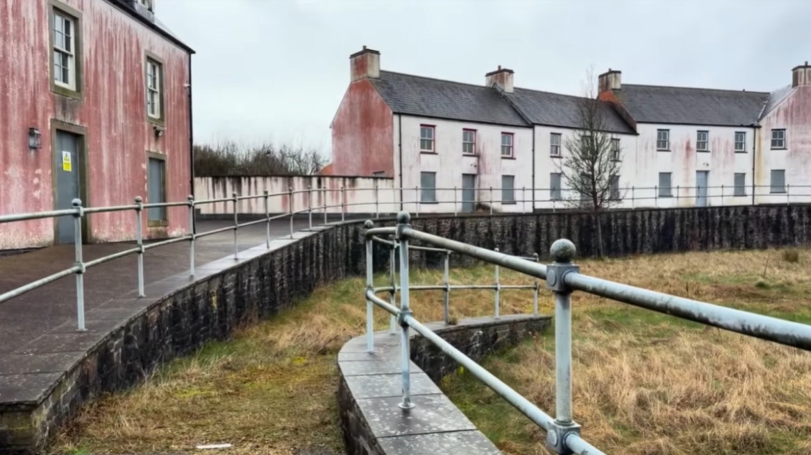 Το χωριό φάντασμα που στήριξε ο βασιλιάς Κάρολος και σαπίζει: Πώς είναι η ζωή στο αποτυχημένο πρότζεκτ των 100 εκατ. ευρώ στην Ουαλία