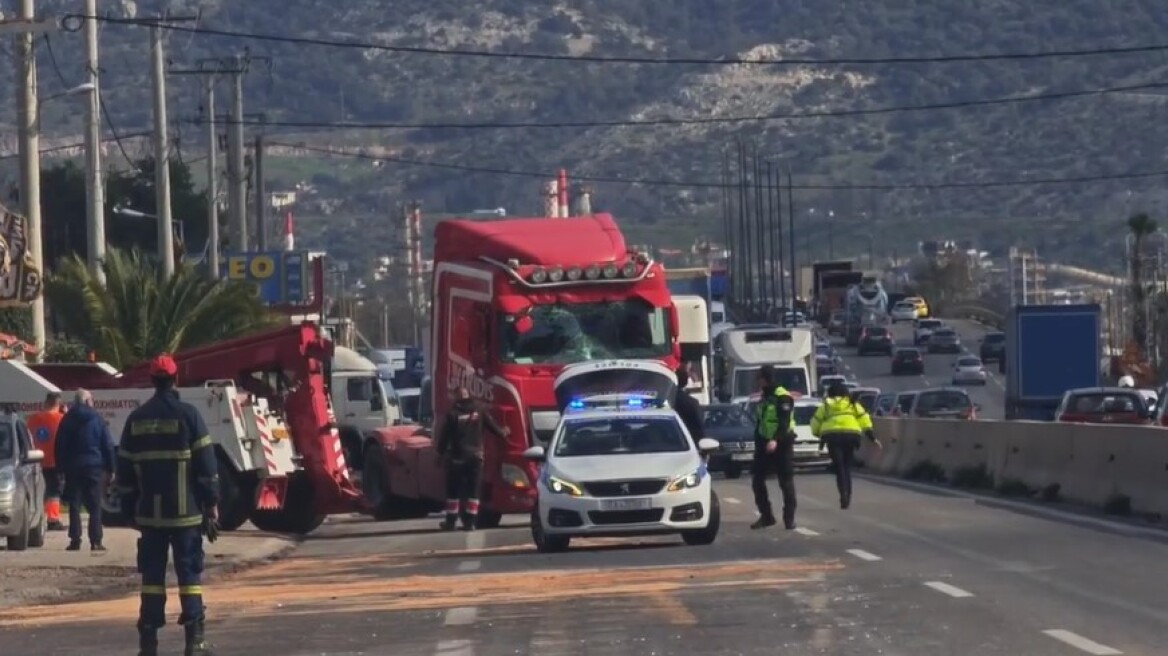 Καραμπόλα τεσσάρων φορτηγών με βυτιοφόρο στην Αθηνών - Κορίνθου στο ύψος του Ασπρόπυργου