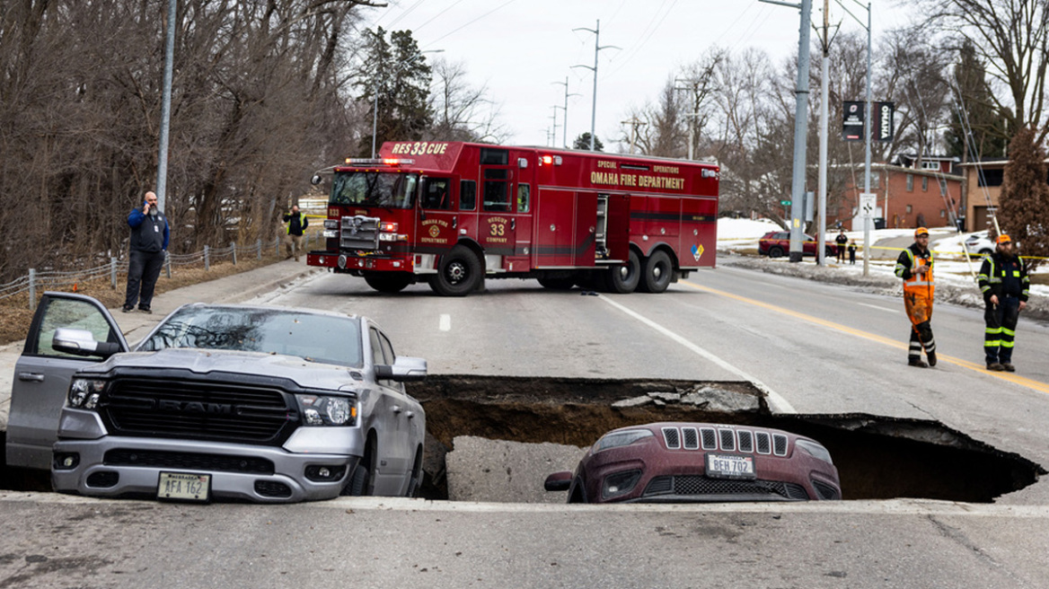 Άνοιξε τρύπα σε δρόμο στη Νεμπράσκα και «κατάπιε» δύο αυτοκίνητα, δείτε βίντεο
