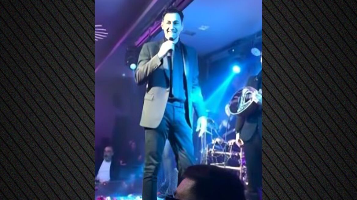 Ο Πάνος Καλίδης έβρισε συνεργάτη του επί σκηνής, δείτε βίντεο