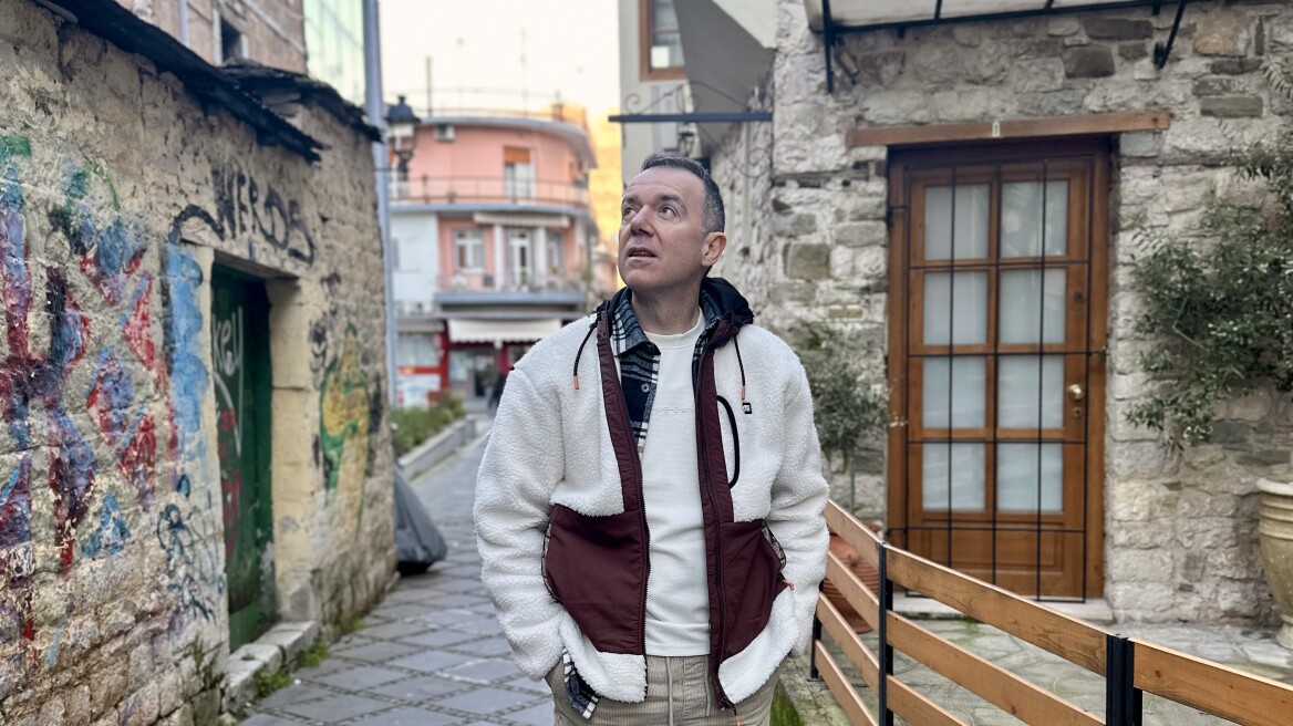 Ο μουσικός και ερμηνευτής Δημήτρης Υφαντής εξηγεί γιατί αποφάσισε να μείνει μόνιμα στα Ιωάννινα