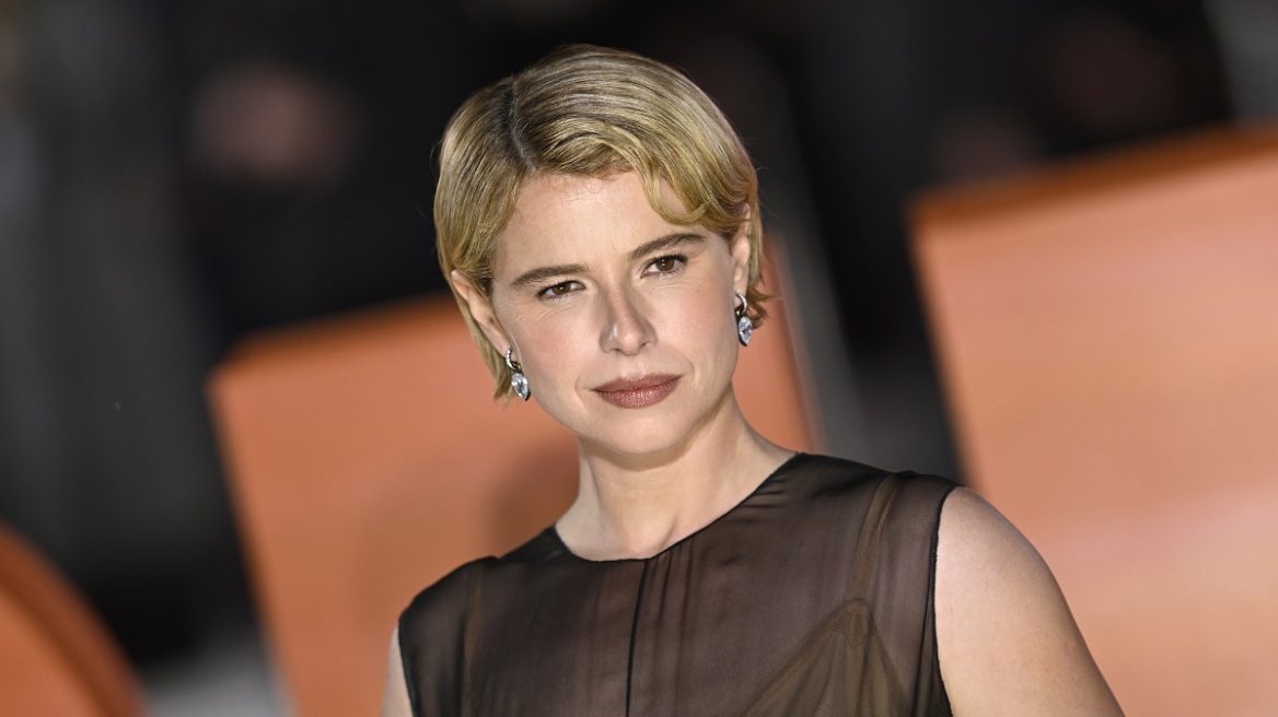 Τζέσι Μπάκλεϊ: Με διάφανο φόρεμα που αναδεικνύει ένα ρετρό, αισθησιακό εσώρουχο