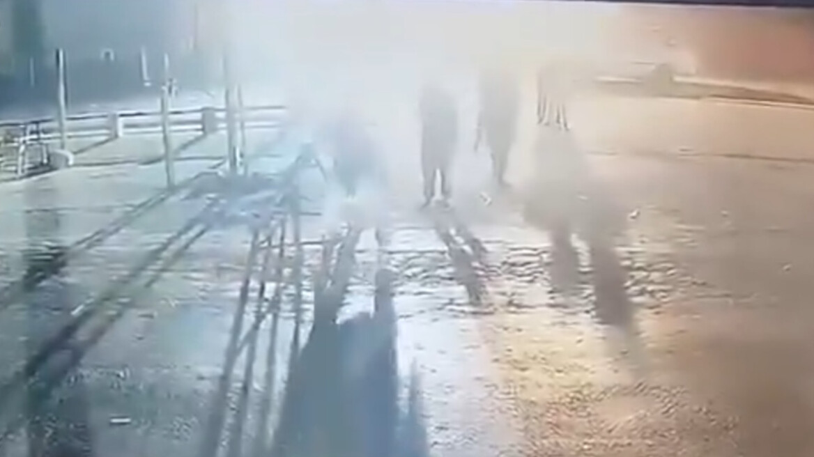 Δείτε βίντεο με την στιγμή που βομβιστής των Ταλιμπάν σπέρνει τον θάνατο σε πακιστανικό φυλάκιο