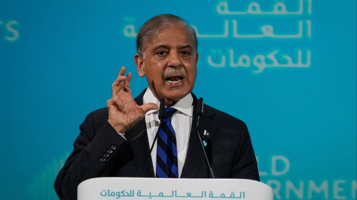 «Πλήρης δυνατότητα να συντρίψουμε κάθε επιτιθέμενο» δηλώνει ο πρόεδρος του Πακιστάν μετά τους βομβαρδισμούς στο Αφγανιστάν 
 