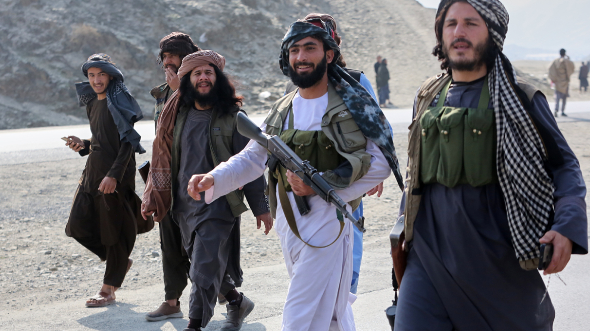 Εκρηκτική κλιμάκωση μεταξύ Πακιστάν και Αφγανιστάν: Συγκρούσεις σε στρατηγική διάβαση μετά την κήρυξη «πολέμου» από το Ισλαμαμπάντ