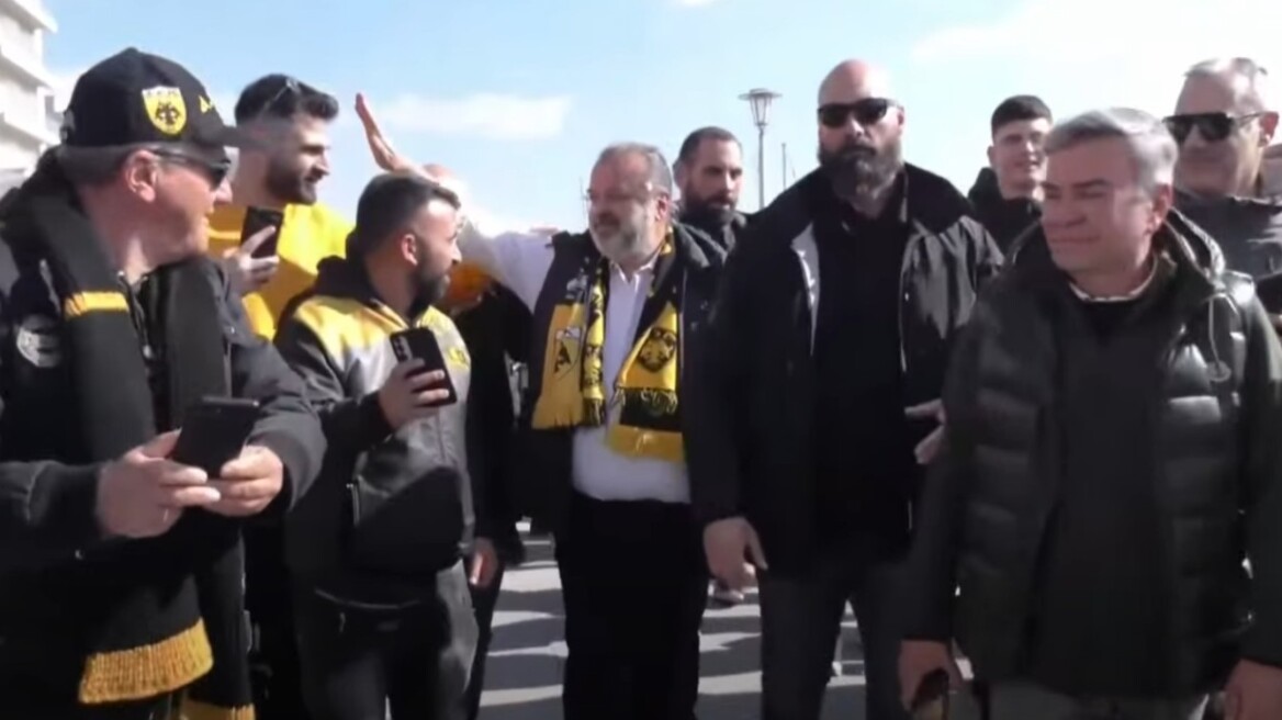 Αποθεώθηκε ο Μάριος Ηλιόπουλος στην παραλία του Βόλου από τους οπαδούς της ΑΕΚ, βίντεο