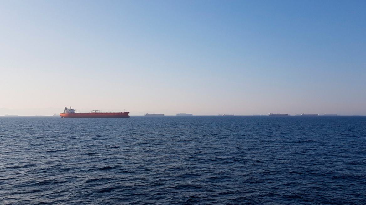 Αναβαθμίστηκε σε «ακραίο κίνδυνο» ο συναγερμός στα Στενά του Ορμούζ, νεκροί ναυτικοί και κλιμάκωση επιθέσεων στη ναυτιλία

