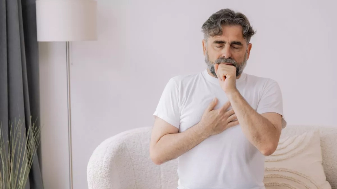 Οι άνω των 60 κινδυνεύουν περισσότερο από μια «απλή ίωση» – Σημαντικά μέτρα προστασίας
