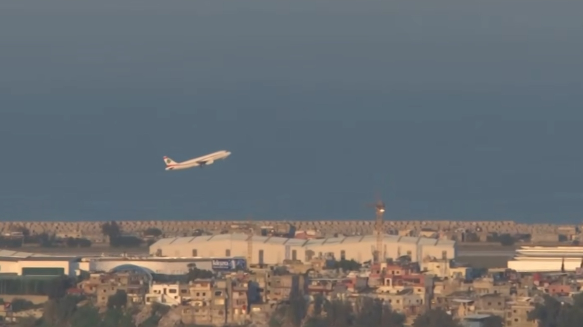 Επιβατικό αεροπλάνο απογειώνεται μέσα σε καπνούς και εκρήξεις στη Βηρυτό, δείτε βίντεο