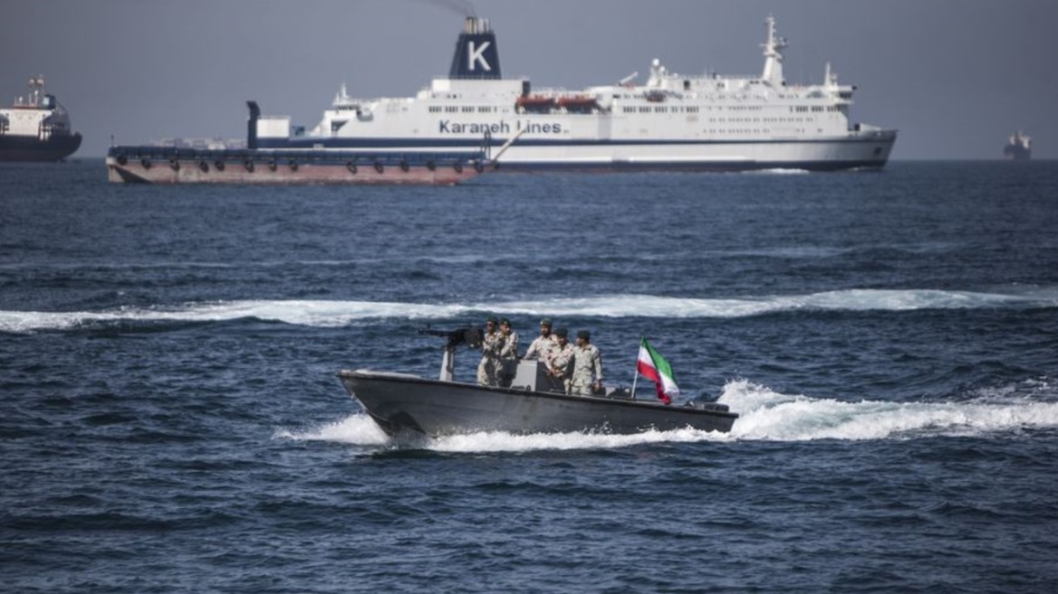 Στρατηγός των Φρουρών της Επανάστασης απειλεί να «κάψει όποιο πλοίο» περάσει το στενό του Ορμούζ 