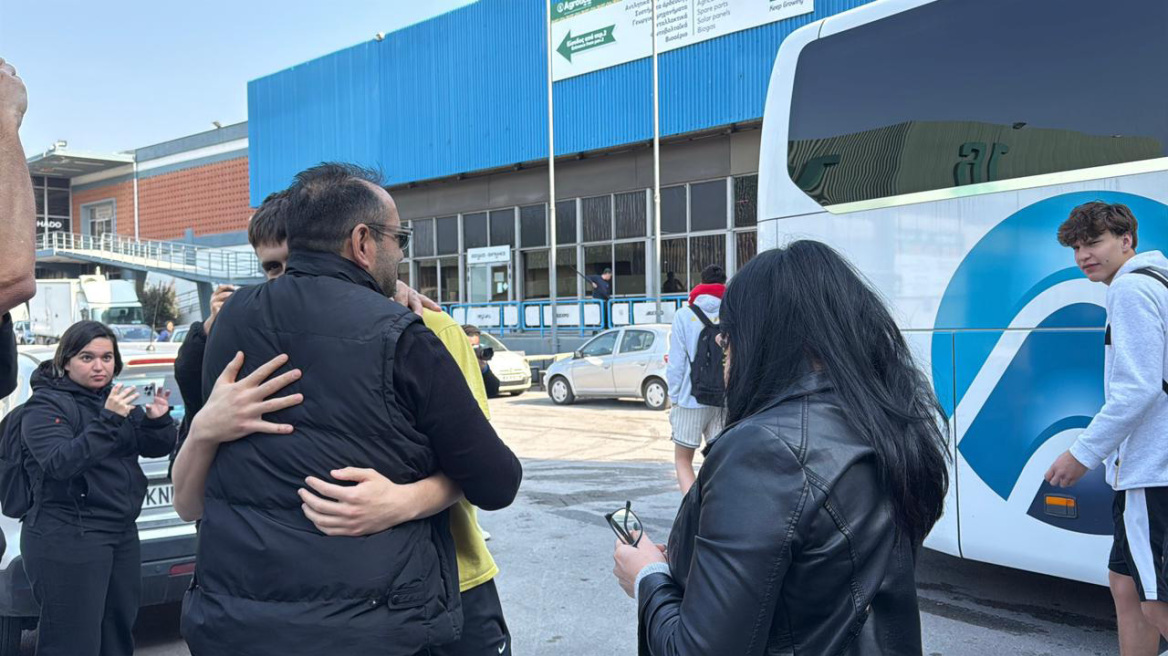 Επέστρεψε στην Ελλάδα η ομάδα νέων του Άρη: Με αγκαλιές τους υποδέχθηκαν στο «Αλεξάνδρειο»