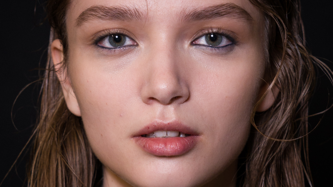 Λεξικό skincare: Τι ακριβώς κάνουν οχτώ από τα πιο δημοφιλή συστατικά περιποίησης;
