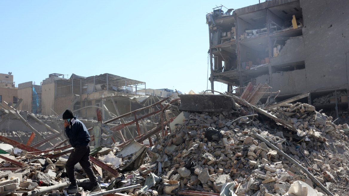 Ανάλυση Guardian με τα 4 σενάρια για την επόμενη μέρα στο Ιράν: Από μια ομαλή μετάβαση έως τον εμφύλιο και το γενικευμένο χάος