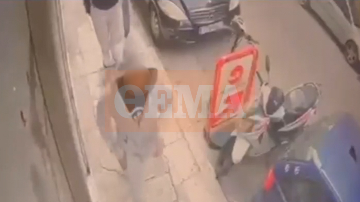 Η στιγμή που οι δράστες που μαχαίρωσαν τον 17χρονο στον Αγιο Παντελεήμονα απομακρύνονται από το σημείο της επίθεσης, δείτε βίντεο