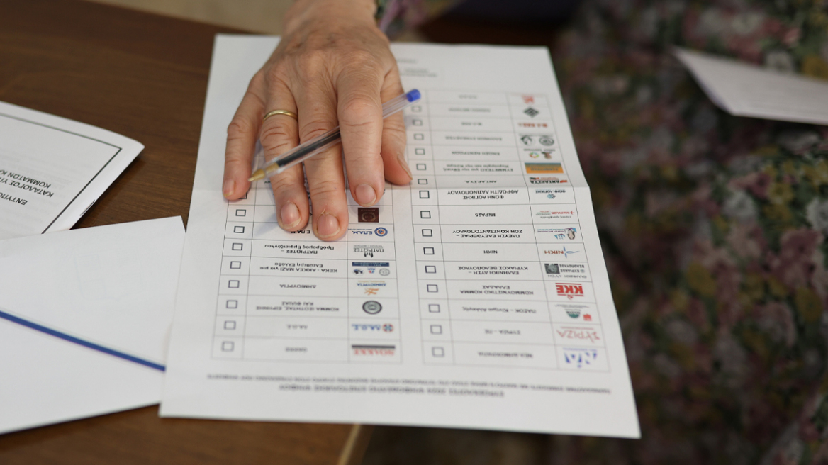 Πώς θα ψηφίσουν οι Έλληνες του εξωτερικού μετά τα 201 υπέρ για την επιστολική ψήφο, τι θα ισχύσει για την τριεδρική εκλογική περιφέρεια