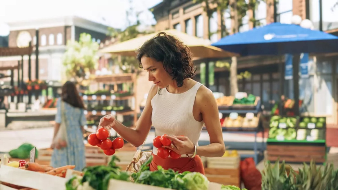 Μικροπλαστικά παντού: Πώς καταλήγουν στο πιάτο μας – Μήλα και καρότα τα πιο επιβαρυμένα